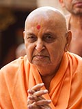  Swamishri bids 'Jai Swaminarayan' to devotees
