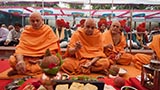 Pujya Viveksagar Swami and senior sadhus perform pratishtha mahapuja