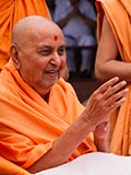 Swamishri blesses devotees who have gathered for darshan and participation in the murti pratishtha ceremony 