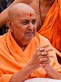 Swamishri blesses devotees who have gathered for darshan and participation in the murti pratishtha ceremony 