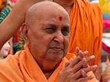 Swamishri blesses devotees who have gathered for darshan and participation in the murti pratishtha ceremony
