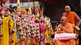 Swamishri performs murti-pratishtha arti 