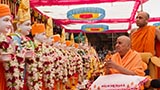  Swamishri performs murti-pratishtha arti