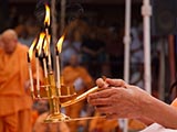  Swamishri performs murti-pratishtha arti
