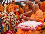  Swamishri performs pujan of the murtis
