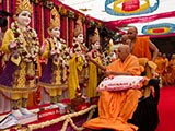  Swamishri performs pujan of the murtis