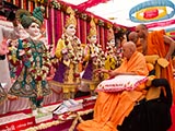  Swamishri performs pujan of the murtis