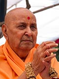  Senior sadhus honor Swamishri with a garland