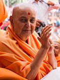  Swamishri blesses devotees