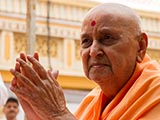  Swamishri bids 'Jai Swaminarayan' to sadhus