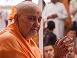  Swamishri bids 'Jai Swaminarayan' to devotees