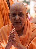  Swamishri bids 'Jai Swaminarayan' to devotees