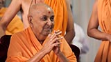  HH Pramukh Swami Maharaj bids 'Jai Swaminarayan' to devotees 