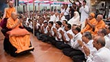  Swamishri blesses volunteers