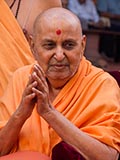  Swamishri bids 'Jai Swaminarayan' to devotees 