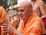  Swamishri bids 'Jai Swaminarayan' to devotees