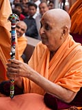 Swamishri sanctifies a Masai peace stick traditionally held by Masai tribe elders