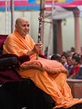 Swamishri gives darshan while holding a traditional Masai peace stick