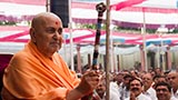  Devotees enjoy the darshan of Swamishri holding aloft the Masai peace stick