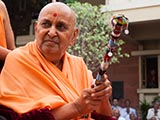  Swamishri gives darshan while holding a traditional Masai peace stick