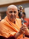  Swamishri blesses devotees, pointing the peace stick at all the gathered devotees