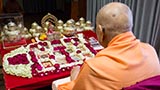  Swamishri performs his morning puja