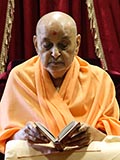  Swamishri performs his morning puja