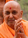  Swamishri bids 'Jai Swaminarayan' to devotees