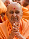  Swamishri bids 'Jai Swaminarayan' to devotees