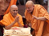  Swamishri bids 'Jai Swaminarayan' to devotees