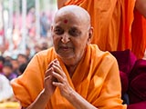  Swamishri bids 'Jai Swaminarayan' to devotees