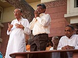  Devotees doing darshan of Swamishri