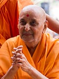  Swamishri bids 'Jai Swaminarayan' to devotees