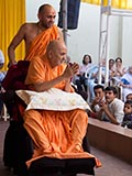  Swamishri bids 'Jai Swaminarayan' to devotees 