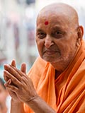  Swamishri bids 'Jai Swaminarayan' to devotees 