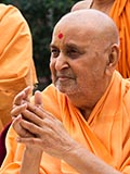  Swamishri bids 'Jai Swaminarayan' to devotees 