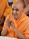  HH Pramukh Swami Maharaj blesses devotees 