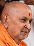  Swamishri blesses devotees