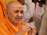  Swamishri blesses devotees