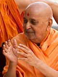  Swamishri blesses devotees