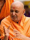  Swamishri blesses devotees