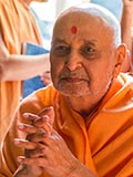  Swamishri bids 'Jai Swaminarayan' to sadhus