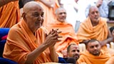  Swamishri bids 'Jai Swaminarayan' to devotees 