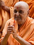  Swamishri bids 'Jai Swaminarayan' to devotees 