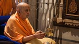  Swamishri performs arti