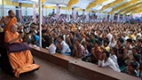  Devotees doing darshan of Swamishri