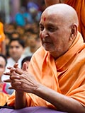  Swamishri bids 'Jai Swaminarayan' to devotees 