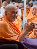  Swamishri bids 'Jai Swaminarayan' to devotees 