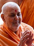  HH Pramukh Swami Maharaj blesses devotees 