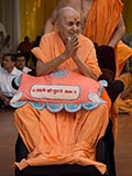  Swamishri bids 'Jai Swaminarayan' to devotees